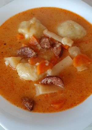 Kolbászos krumpligombóc leves recept fotója