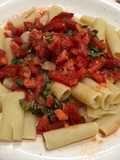 Canutones con tomates frescos y albahaca
