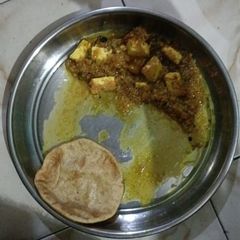 A picture of Matar paneer.