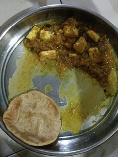 A picture of Matar paneer.