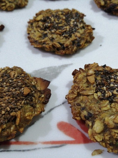 Una foto de Galletas Avena Plátano & Papaya con Sésamo Negro Pistacho Canela