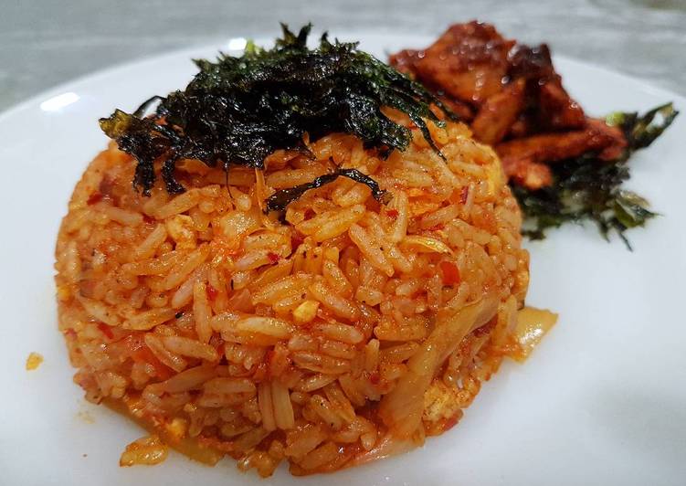 Simple Way to Make Quick Student Meal; Kim Chi Fried Rice (Kimchi Bokkeumbap)