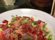 Una foto de tartar de salmón