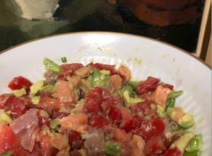 Una foto de Tartar de salmón palta y tomate 🦀