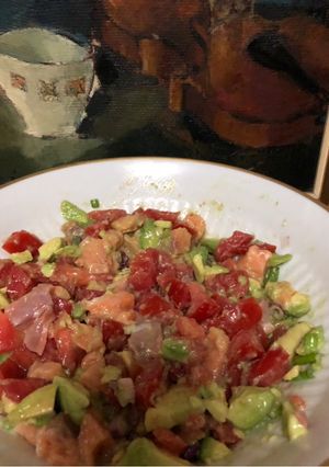 Una foto de Tartar de salmón palta y tomate 🦀