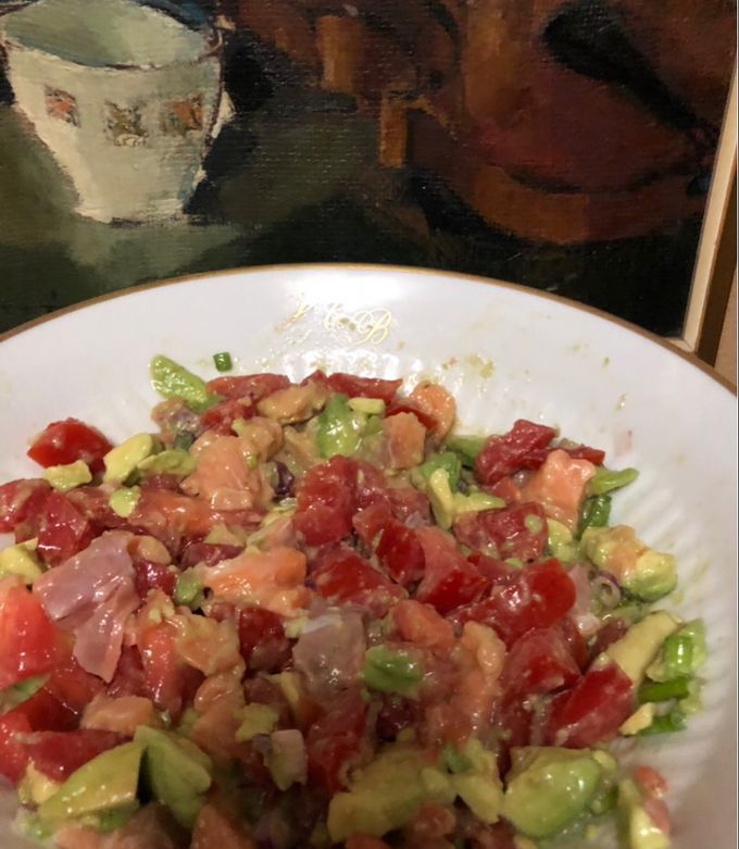 Una foto de Tartar de salmón palta y tomate 🦀
