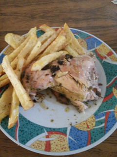 Una foto de Pollo al horno con papas fritas