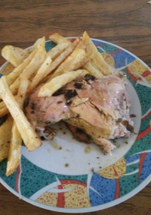 Una foto de Pollo al horno con papas fritas