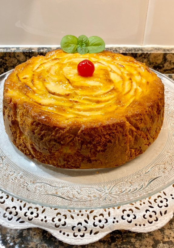 Una foto de Pastel rústico de mantequilla con manzanas