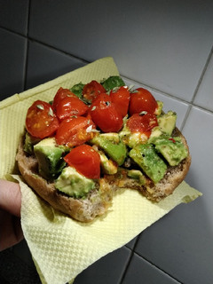 Foto de Torradas de abacate e tomate
