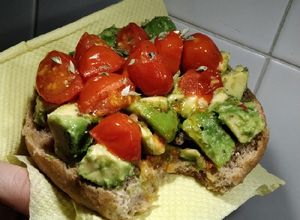 Foto de Torradas de abacate e tomate
