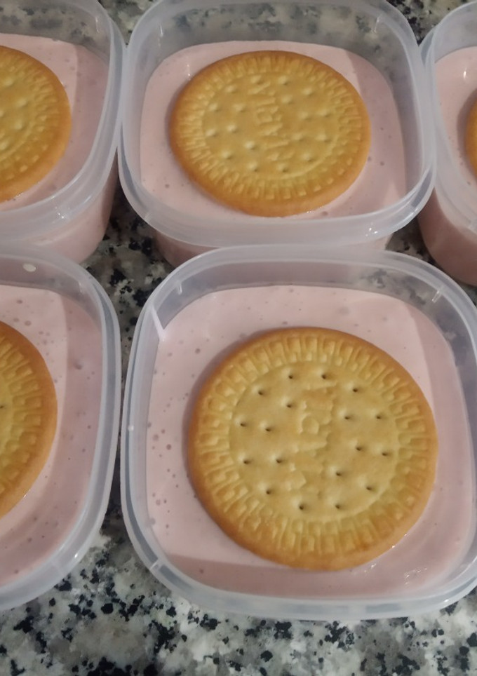 Una foto de Tarta de queso individual con fresas