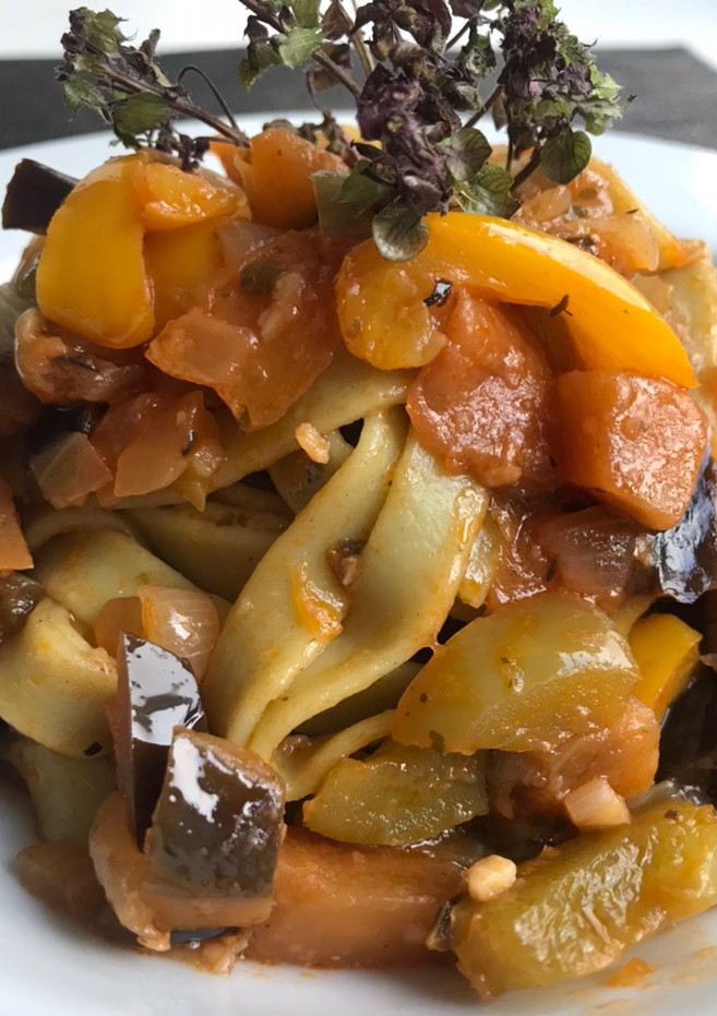 Una foto de Cintas de espinacas con verduritas. (plato vegano-vegetariano)
