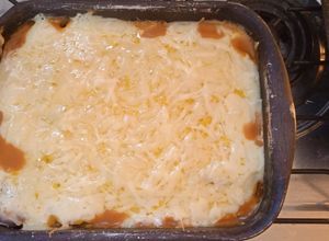 Una foto de Moussaka. Tenía restos de carne del sábado, y papas. Agregue berenjenas y listo