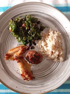 Foto de Frango do campo no forno com mel e alho, arroz integral e salteado de couve com feijão preto e bacon