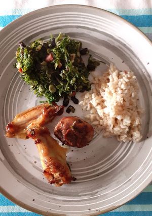 Foto de Frango do campo no forno com mel e alho, arroz integral e salteado de couve com feijão preto e bacon
