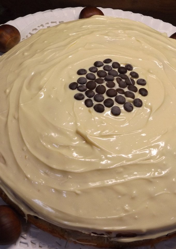 Una foto de Bizcocho de castaña, relleno y con cubierta de chocolate blanco