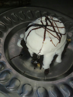 બ્રાઉની વિથ આઈસ્ક્રિમ (brownie with Icecream recipe in Gujarati) રેસીપી મુખ્ય ફોટો