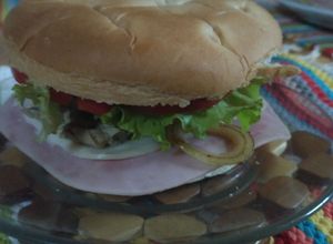 Una foto de Hamburguesa completa al pan (carne al horno)🍔