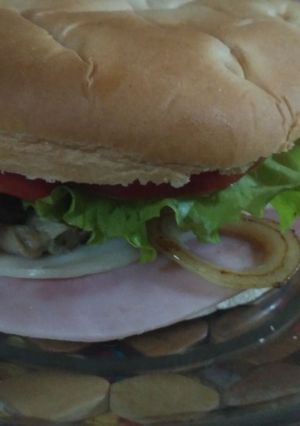 Una foto de Hamburguesa completa al pan (carne al horno)🍔