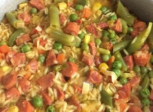 Una foto de Arroz con chistorras y chorizo (o salchichas)