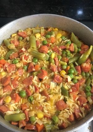 Una foto de Arroz con chistorras y chorizo (o salchichas)