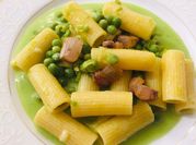 Una foto di pasta piselli e pancetta