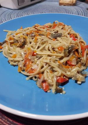 Una foto de Salteado de verduras con fideos integrales