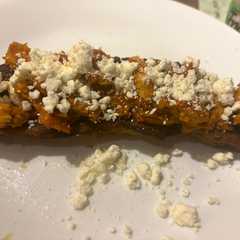 Una foto de Plátano maduro horneado relleno con pollo y queso feta #platanolovers♥️