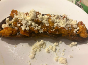 Una foto de Plátano maduro horneado relleno con pollo y queso feta #platanolovers♥️