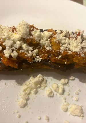 Una foto de Plátano maduro horneado relleno con pollo y queso feta #platanolovers♥️