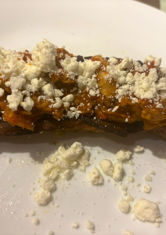Una foto de Plátano maduro horneado relleno con pollo y queso feta #platanolovers♥️