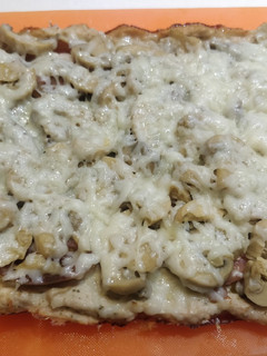 Una foto de Pizza Champiñón con base de pollo