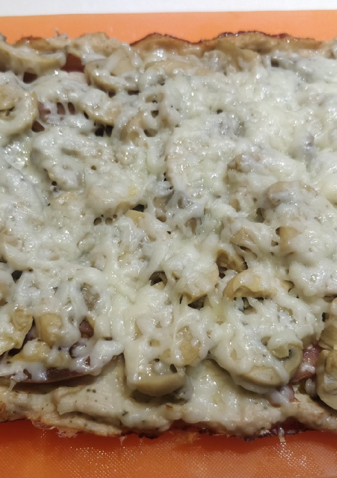 Una foto de Pizza Champiñón con base de pollo