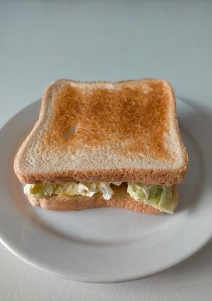 Una foto de Sándwich vegetariano: Col, cebolla y huevo