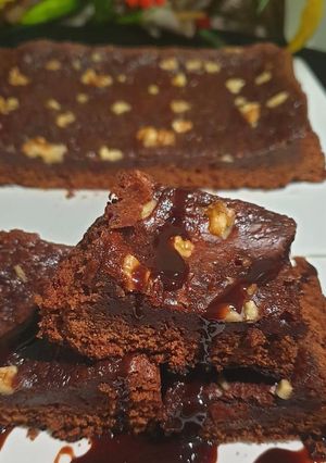 A picture of Eggless brownie cake.
