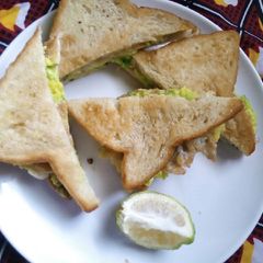 A picture of Bread avocado salad.