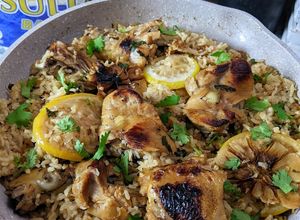 Gambar One pan greek lemon chicken rice with roast garlic