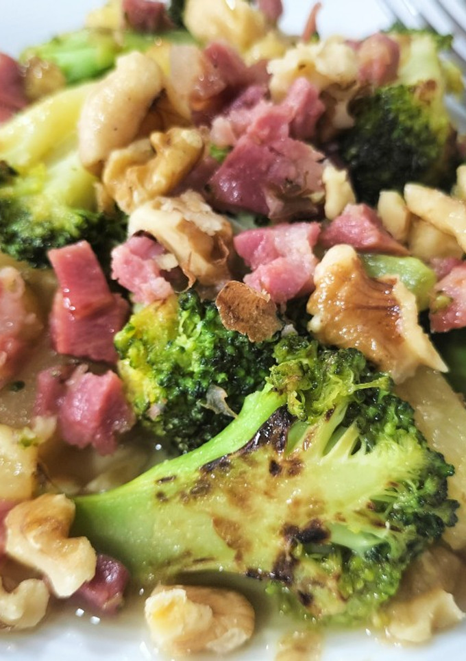 Una foto de Salteado de brócoli, jamón y piña con vinagreta agridulce