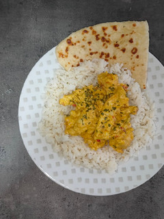 Una foto de Pollo Madrás con Pan Naan