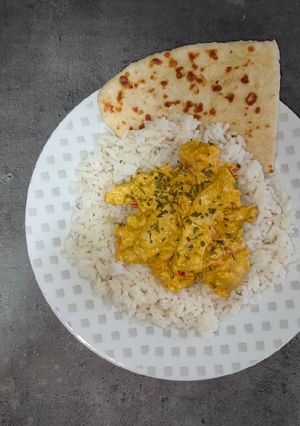 A picture of Madras Chicken with Naan Bread.