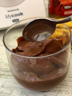 Una foto de Helado vegano de plátano, cacahuete y cacao en MyCook One