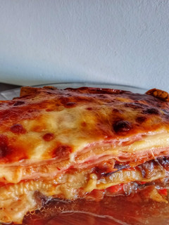 Una foto de Lasagna de Zucchini y berenjena con jamón y queso gratinada 😋