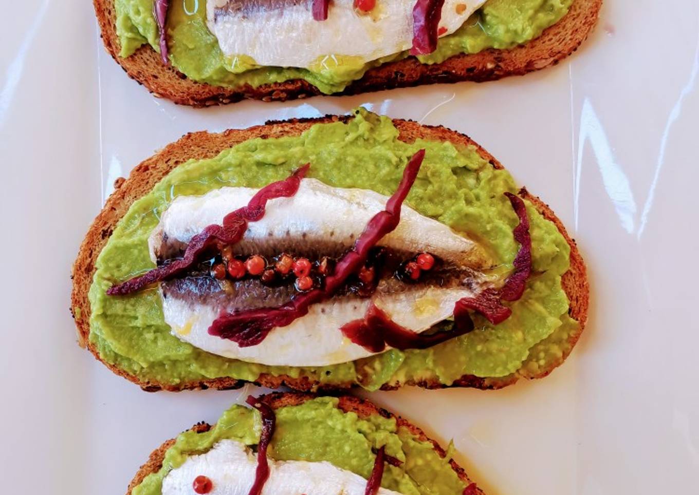 Tostas de aguacate con sardinas marinadas a los 2 cítricos