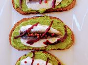 Una foto de tostadas de sardina