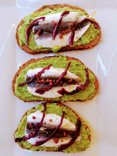 Una foto de Tostas de aguacate con sardinas marinadas a los 2 cítricos