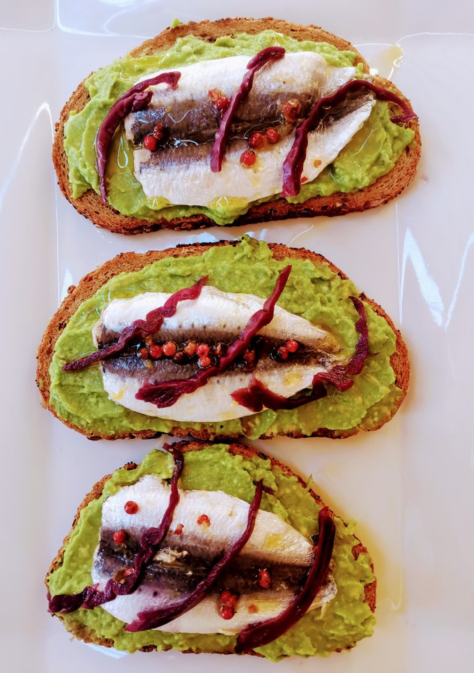 Una foto de Tostas de aguacate con sardinas marinadas a los 2 cítricos