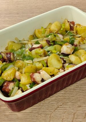Una foto de Wok de pulpo con patatas y verduras