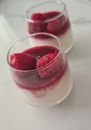 Une photo de Panna cotta au lait de coco / framboise