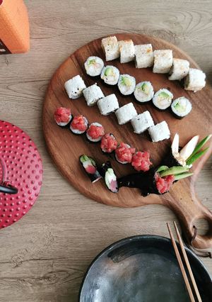 A picture of Californian Rolls and Tuna sushi.